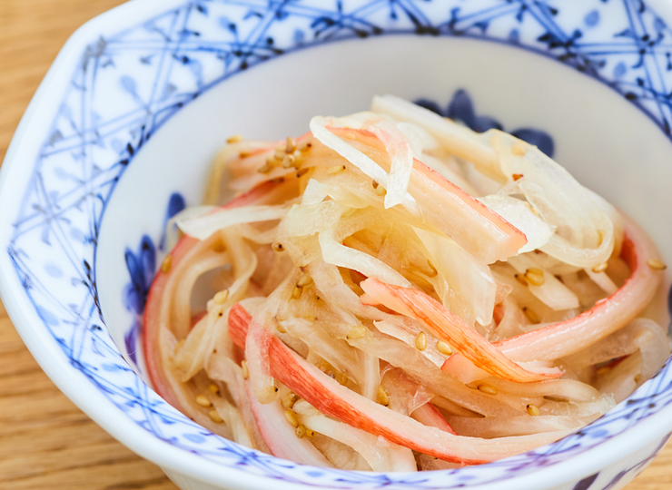 かに風味かまぼこと玉ねぎのめんつゆあえ