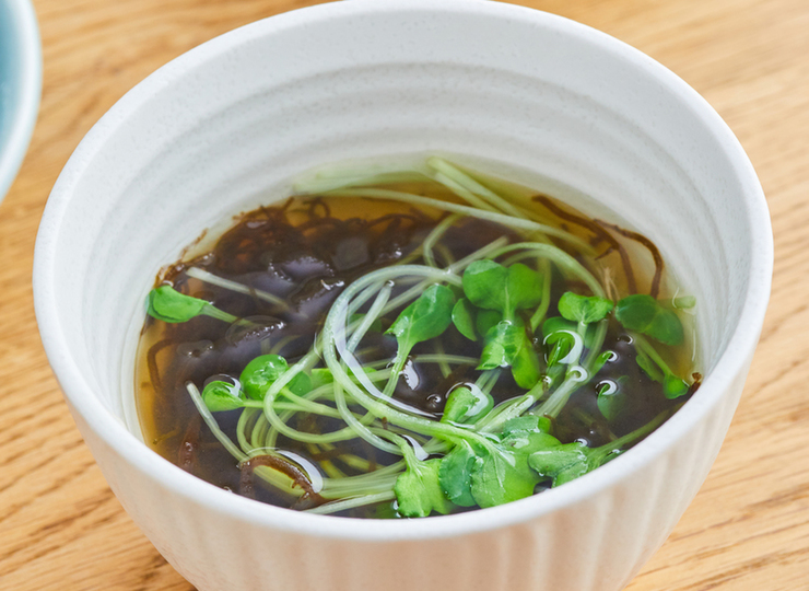 電子レンジで簡単　もずくと貝割れ菜の中華スープ