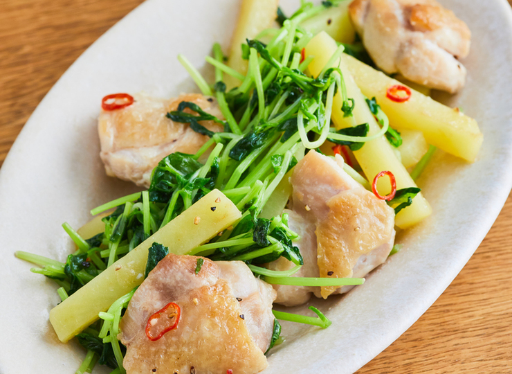 鶏もも肉と豆苗の塩にんにく炒め
