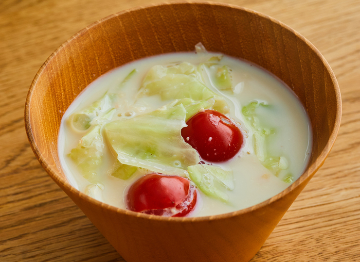 ミニトマトとキャベツの豆乳みそ汁