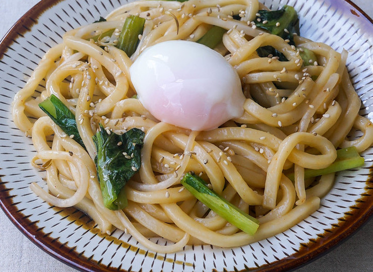電子レンジで 小松菜ともやしのピリ辛うどん