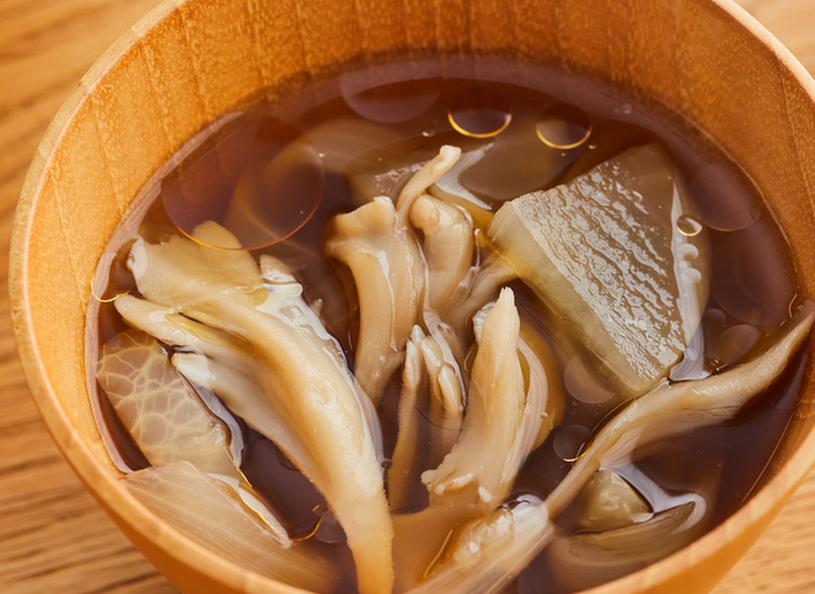 うま味が溶け出した 大根とまいたけの中華スープ