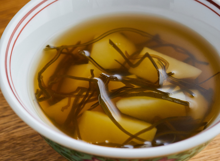 じゃがいもと刻み昆布の中華スープ