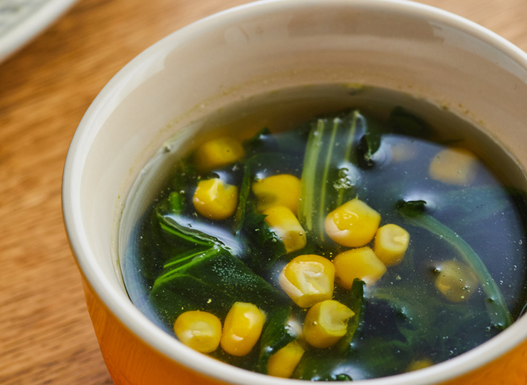 冷凍野菜で ほうれん草とコーンのコンソメスープ