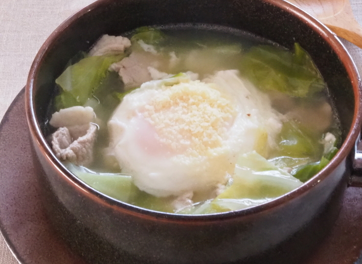 キャベツの巣ごもり卵スープ