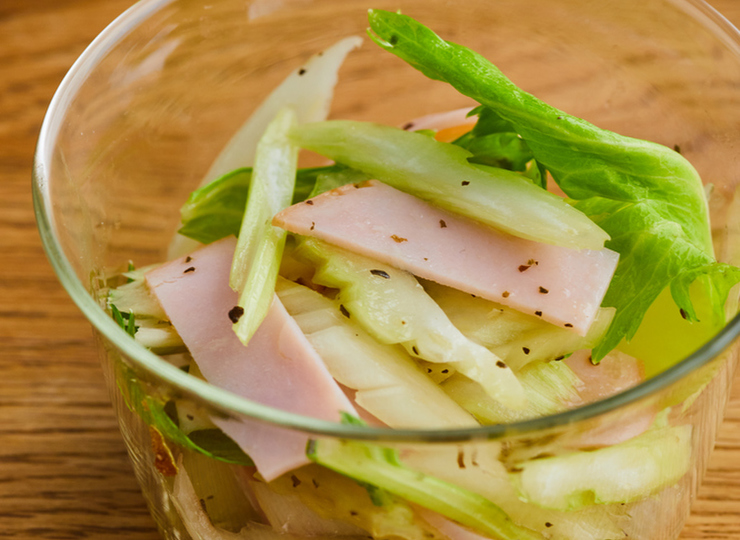 セロリとハムのバジルあえ