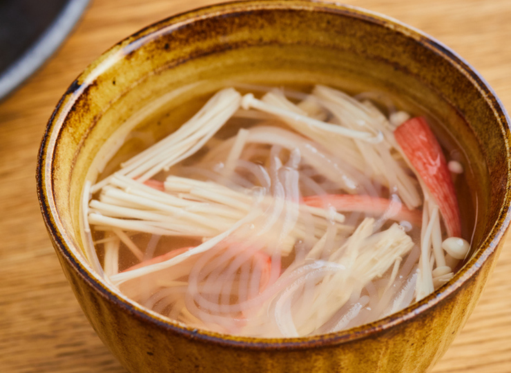 かに風味かまぼことえのきの春雨スープ