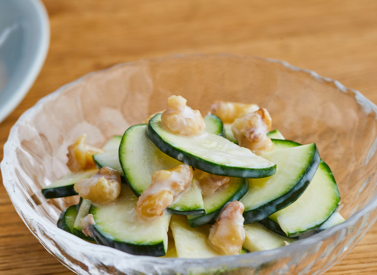 ズッキーニとくるみのヨーグルトあえ