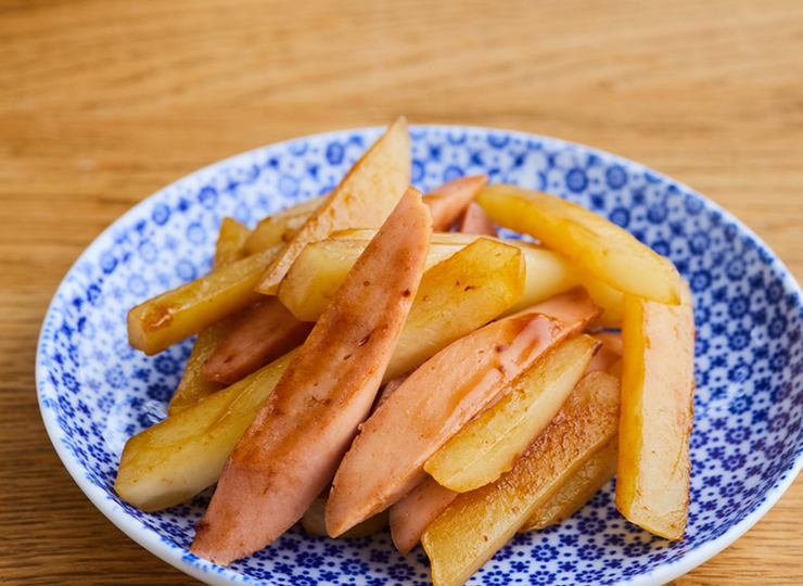 魚肉ソーセージとじゃがいものオイスターソース炒め