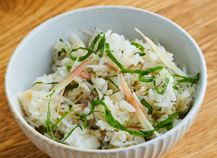 青じそ香る みょうがとしらすの混ぜご飯