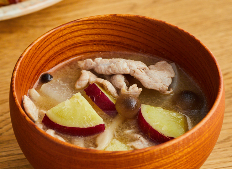 さつまいもとしめじの具だくさん豚汁