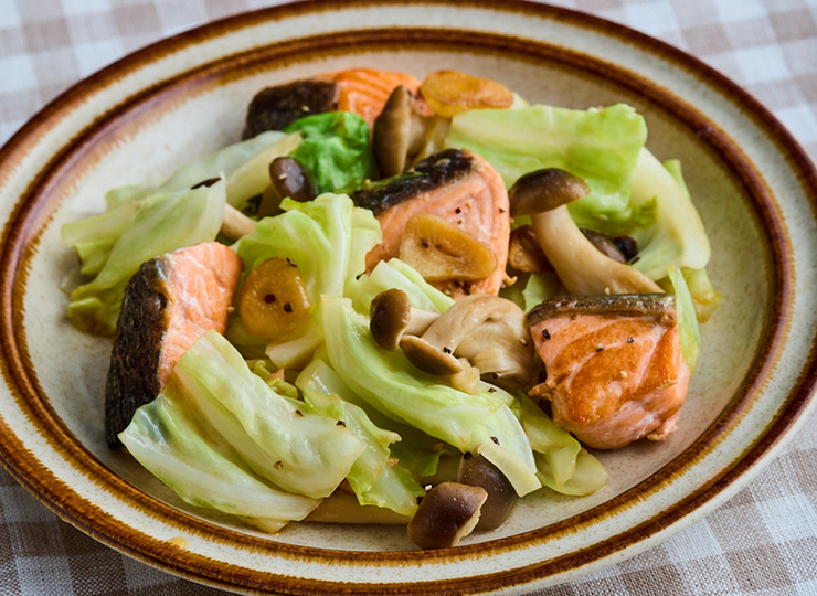 鮭とキャベツのガーリック炒め