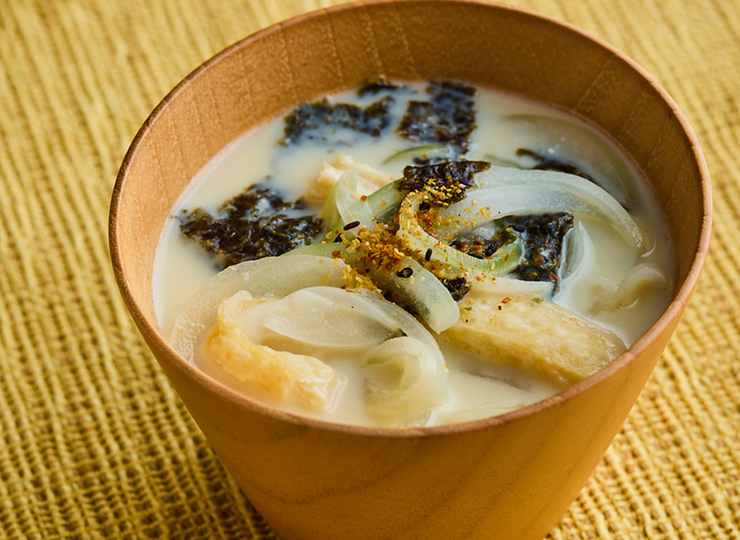 焼き海苔と玉ねぎの豆乳みそ汁