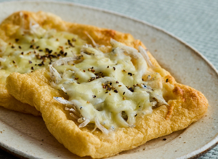 油揚げのしらすチーズピザ風