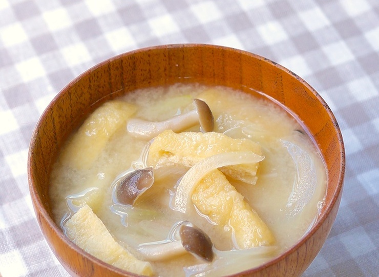 玉ねぎと油揚げのみそ汁