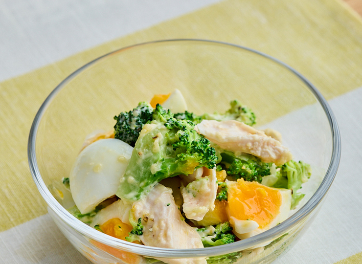 鶏肉とブロッコリーの卵サラダ