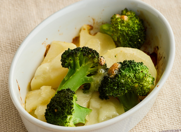 じゃがいもとブロッコリーのチーズ焼き