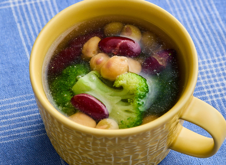 豆とブロッコリーのコンソメスープ