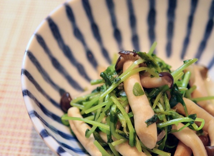 こんがりしめじと豆苗の炒めナムル