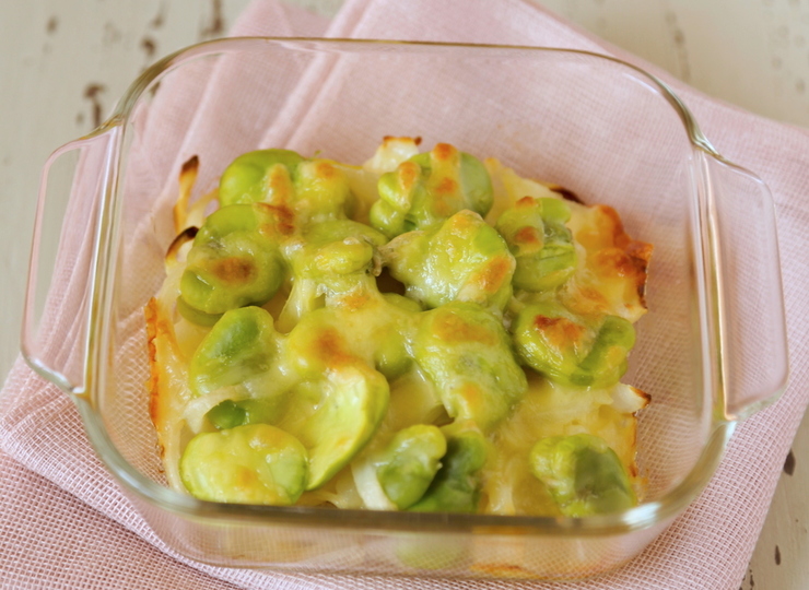 ホクホクそら豆と新玉ねぎのチーズ焼き