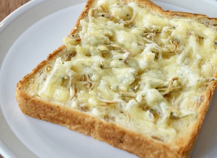 朝食に ちりめんじゃこチーズトースト