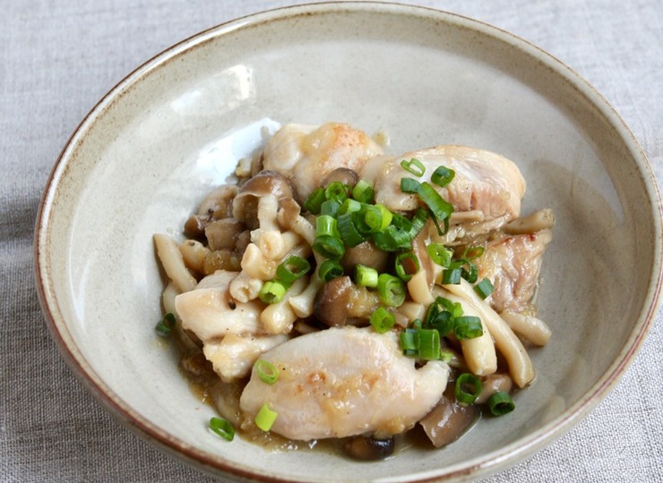 鶏肉としめじの玉ねぎソース炒め