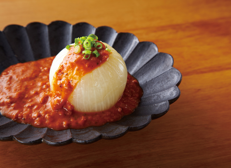 丸ごと玉ねぎのトマトソースがけ