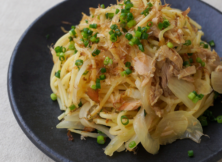 ツナと玉ねぎのにんにく醤油パスタ