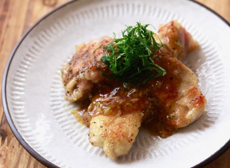 鶏もも肉を甘辛だれと大葉で