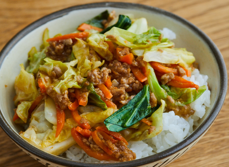 キャベツの甘辛ひき肉丼