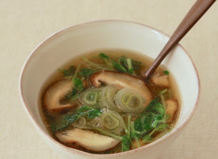 豆苗と長ネギと椎茸の中華スープ