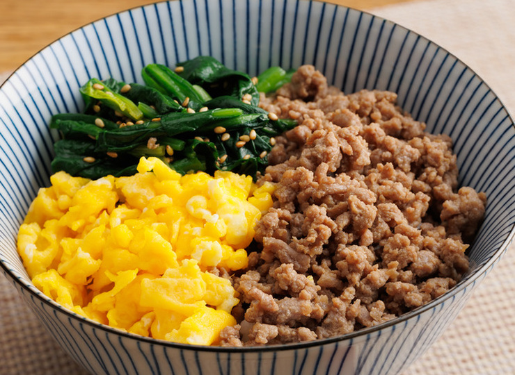しっとりそぼろの三色丼