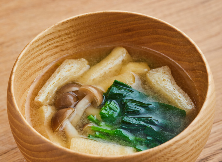 酒粕の風味感じる ほうれん草としめじの味噌汁