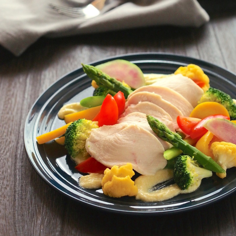 鶏肉と蒸し野菜サラダ　豆腐チーズMCTオイルドレッシング