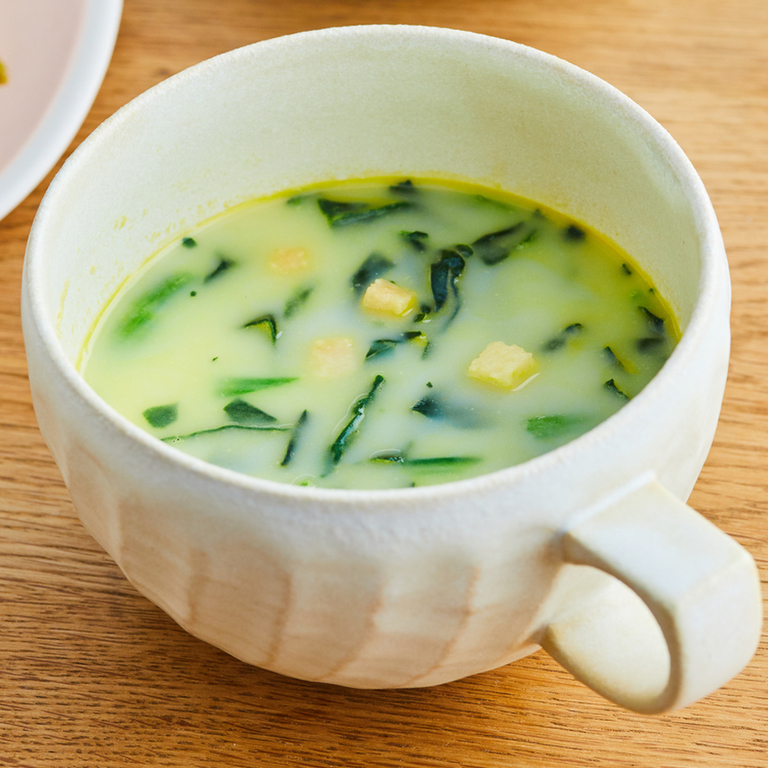 コーンスープの素に冷凍野菜をプラス お手軽スープ