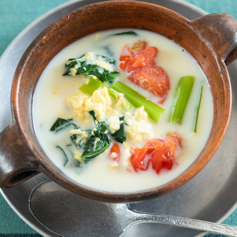小松菜と卵の豆乳スープ