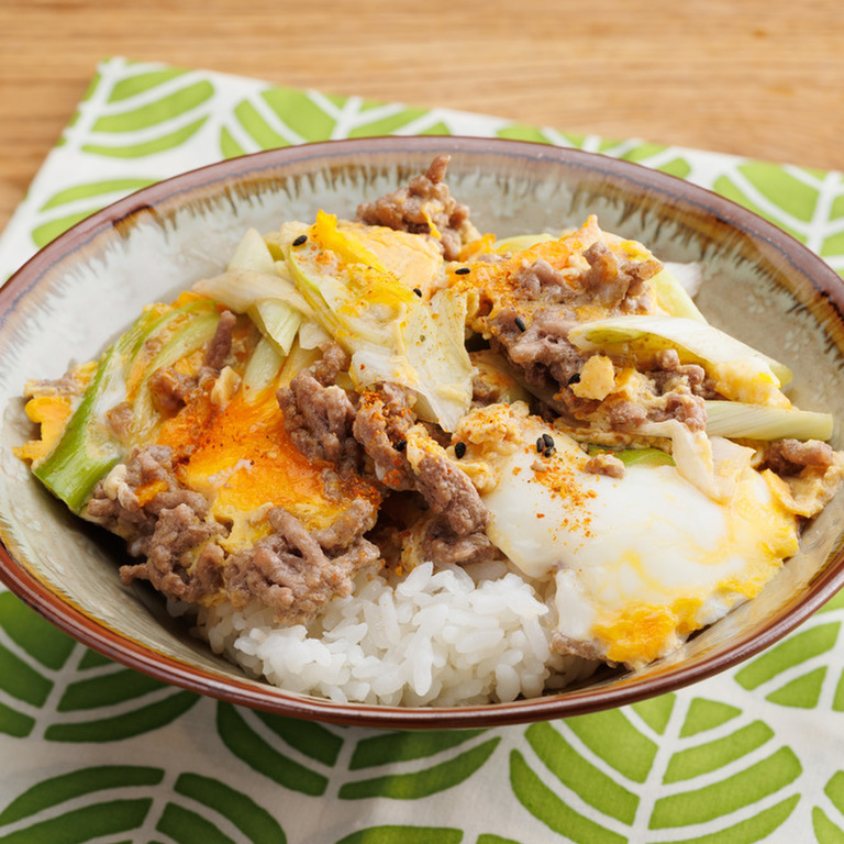 豚ひき肉とねぎの卵とじ丼