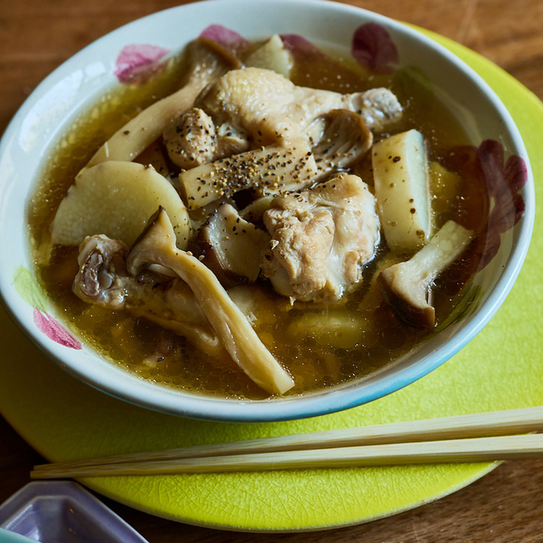 鶏手羽元ときのこと長いものスープ