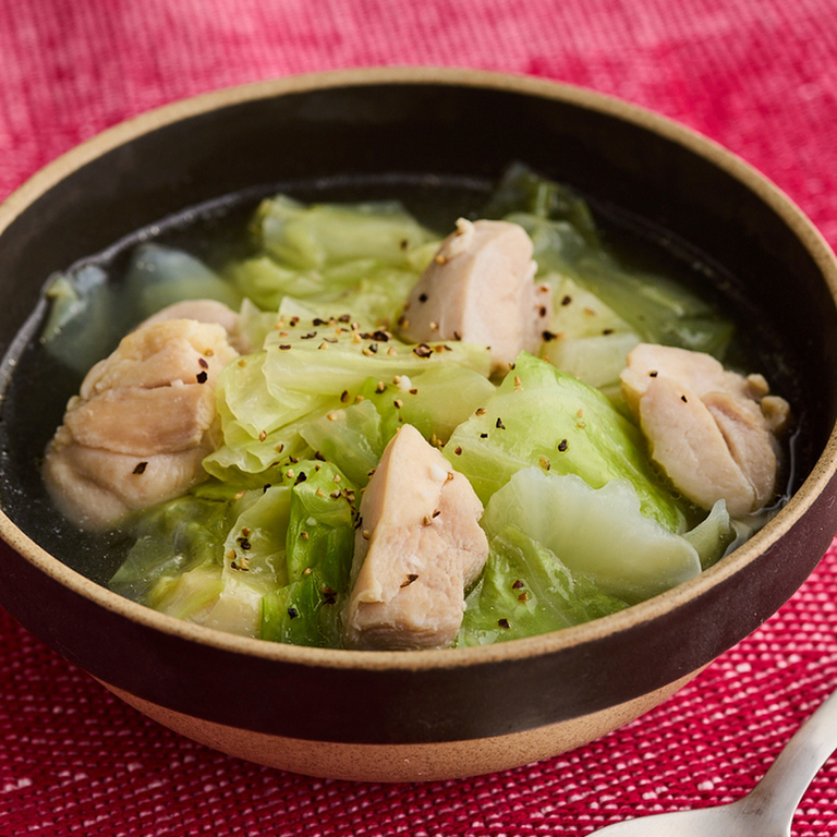 たっぷりキャベツと鶏肉のうま塩スープ