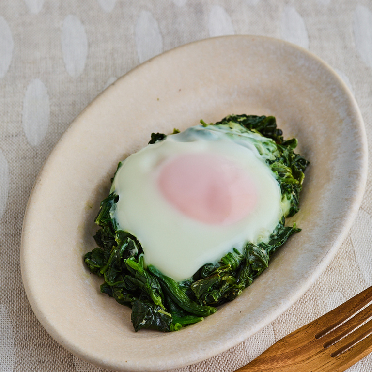 朝食に ほうれん草の巣ごもり卵