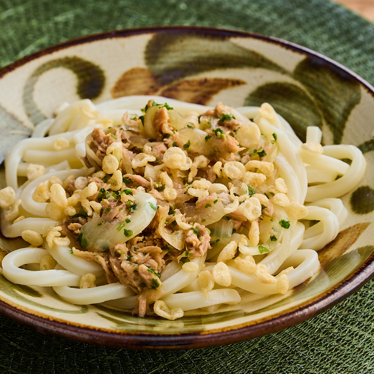 ツナと玉ねぎの揚げ玉うどん