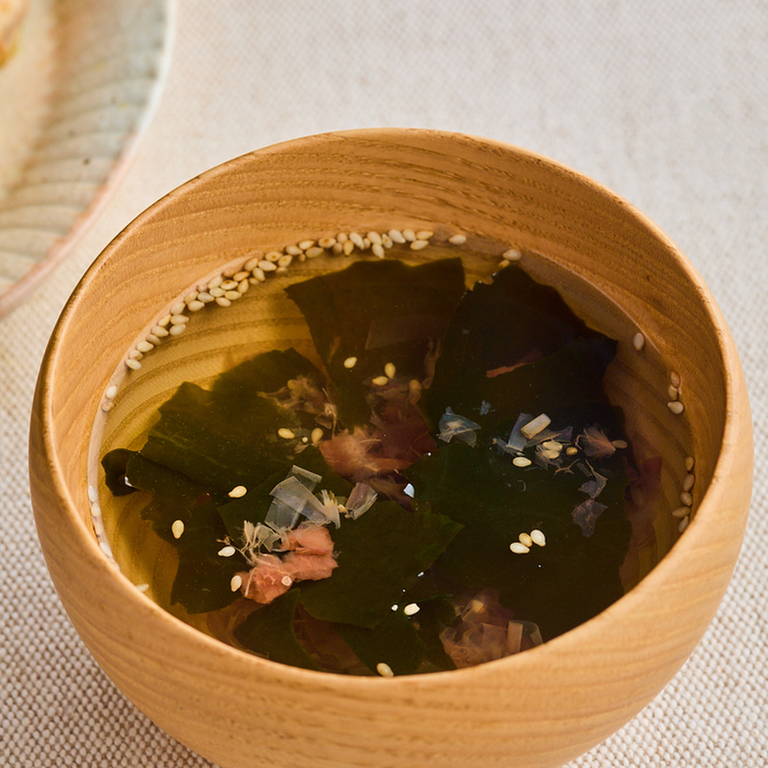 お湯を注ぐだけ わかめと梅のスープ
