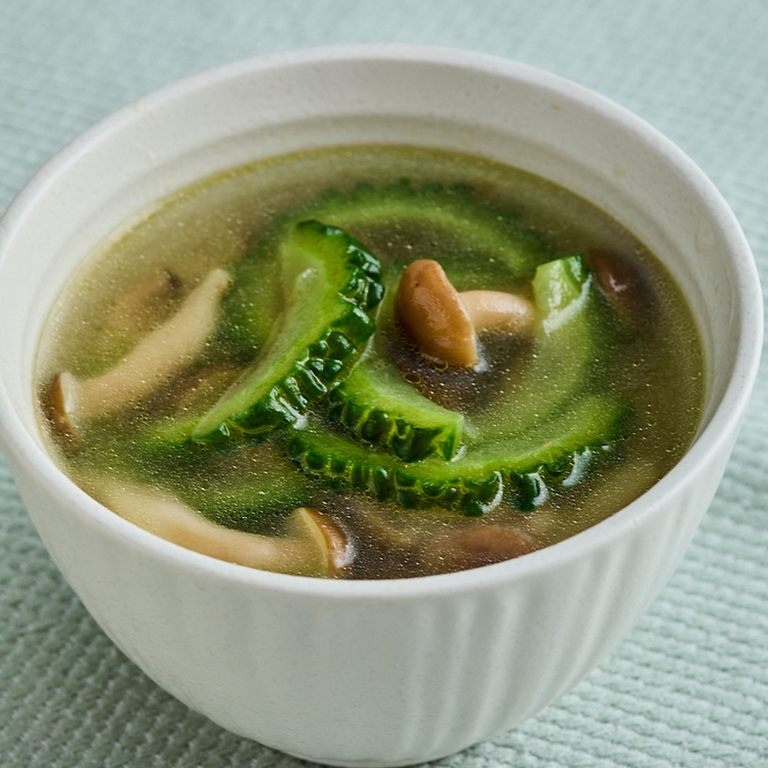 ゴーヤーとしめじの中華スープ