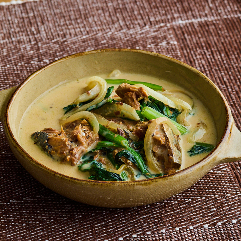 さば缶とほうれん草の豆乳みそ煮