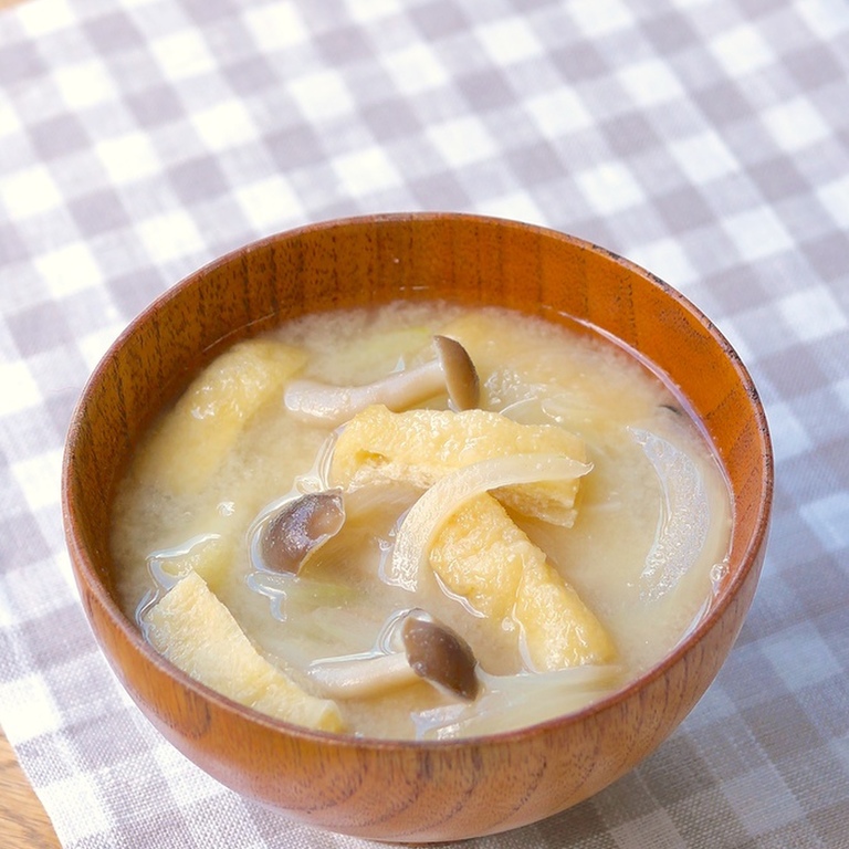 玉ねぎと油揚げのみそ汁