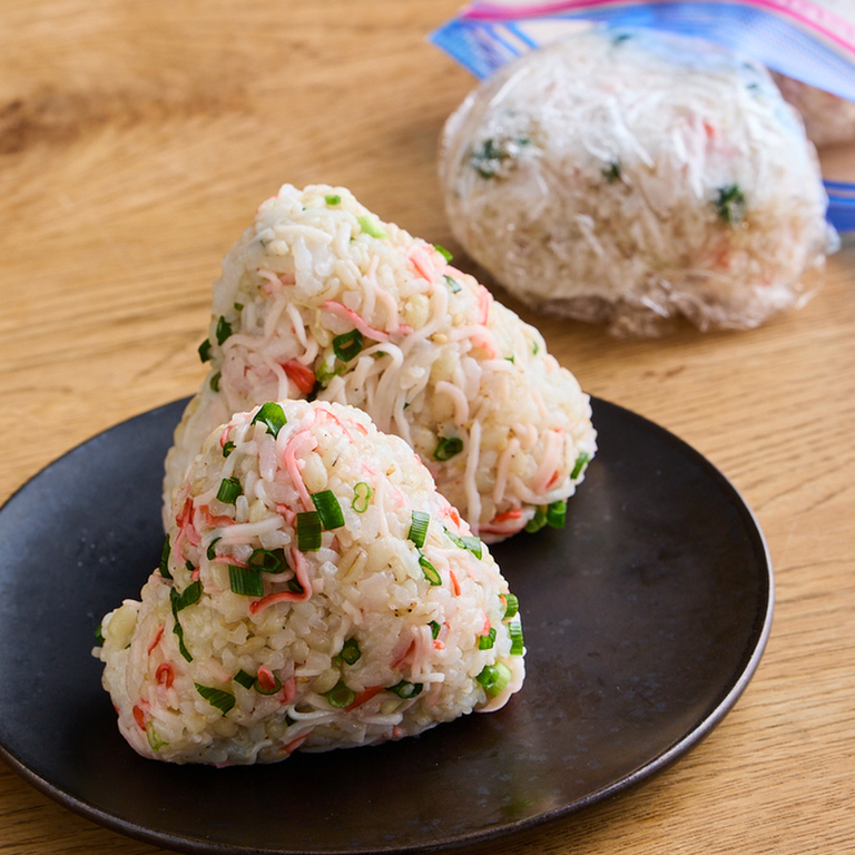 冷凍できる かにかまの中華風おにぎり