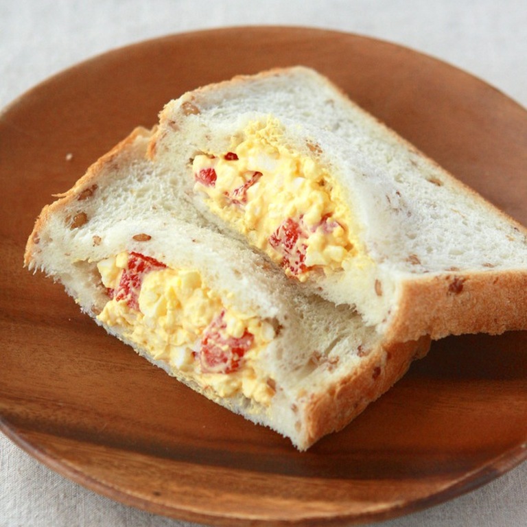 赤パプリカと卵のサンドイッチ