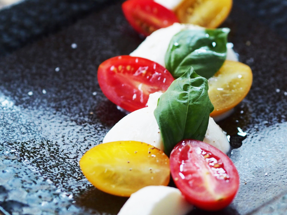 モッツアレラチーズとカラフルトマトのカプレーゼ