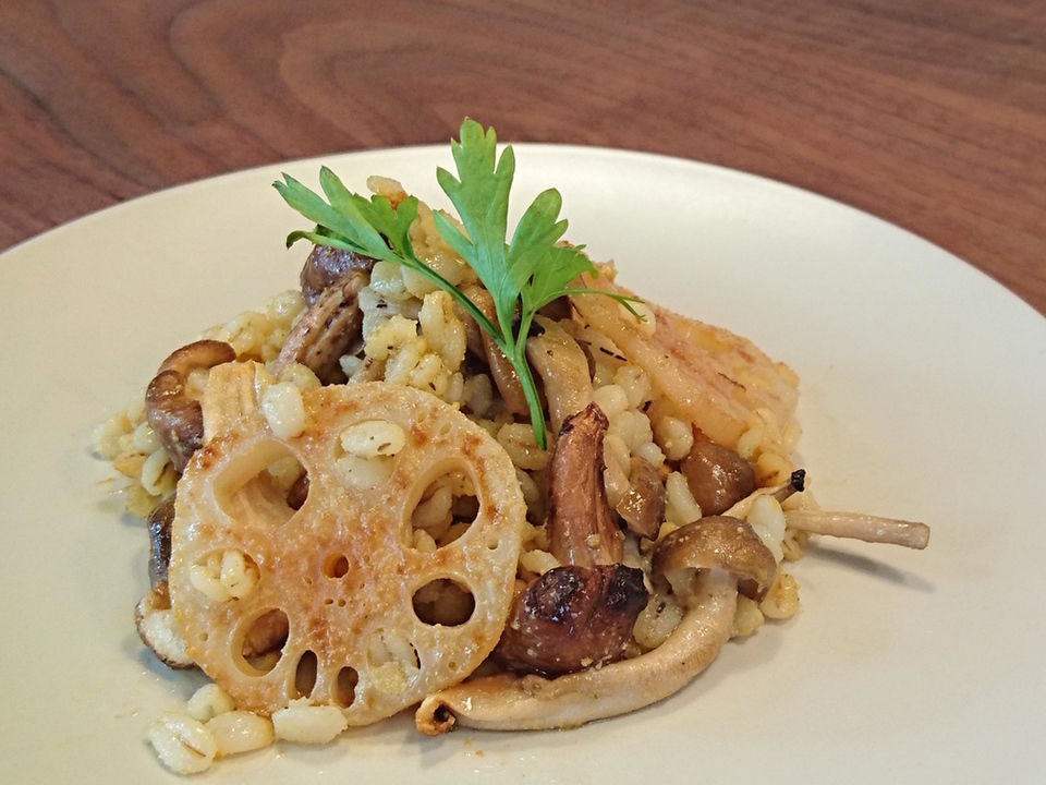 焼ききのこと蓮根と押し麦のシークヮーサーサラダ