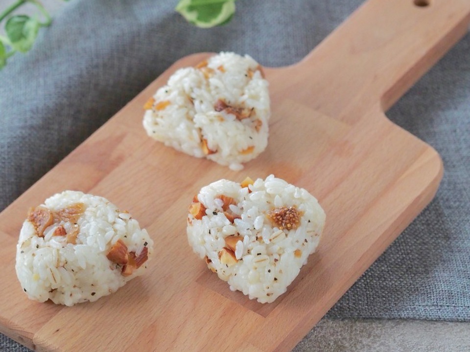 ドライいちじくとアーモンドのおにぎり